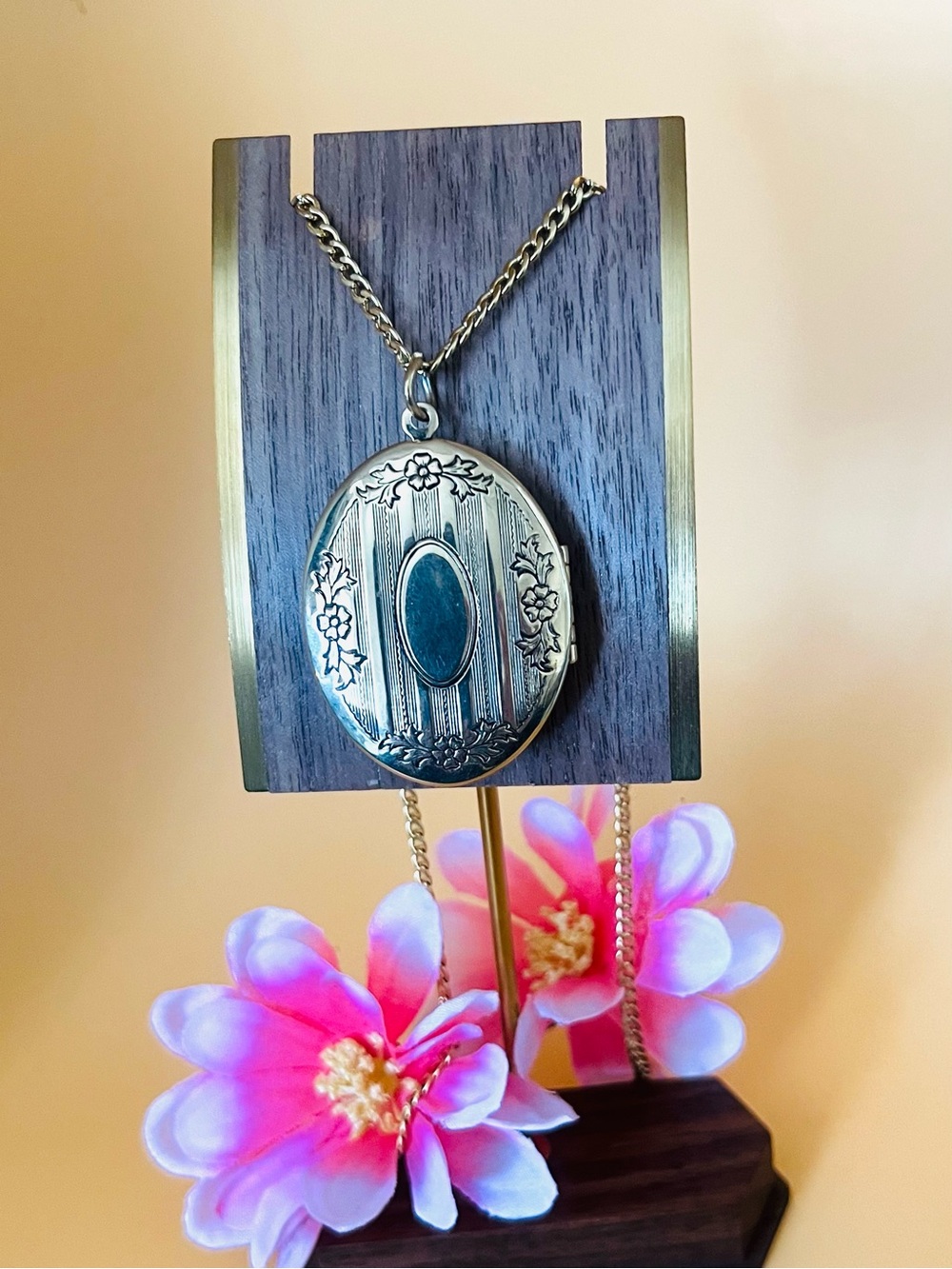 Vintage-Style oval Floral Locket Necklace - Gold tone